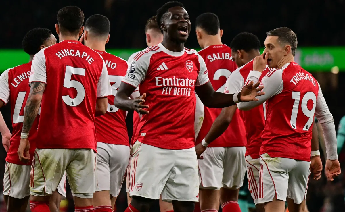 The Arsenal squad celebrating after beating Burnley at the Emirates