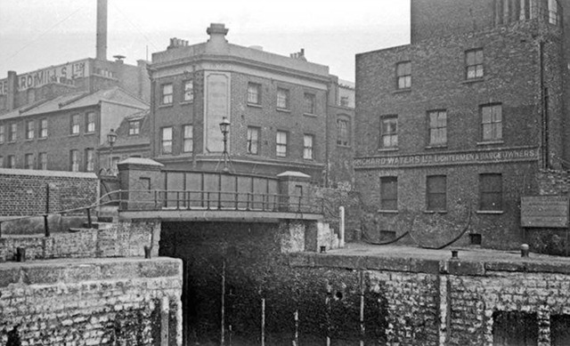 Bricklayers Arms, Poplar