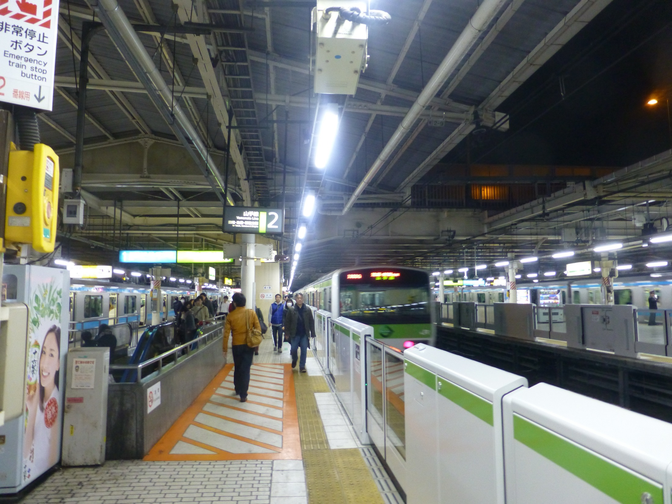 Ueno station platform doors at night — the station that lost its melody in the 2025 wanman conversion