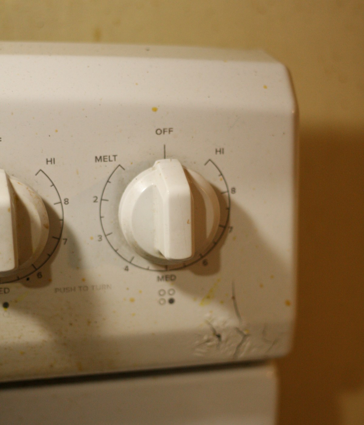 Close-up of a cream-coloured oven temperature dial