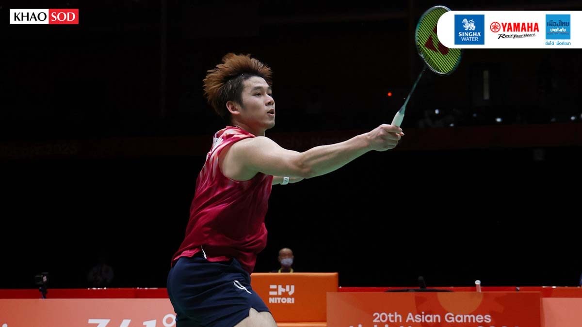 Kunlavut Vitidsarn in a red Thailand shirt stretches to his right to play a shot during the final