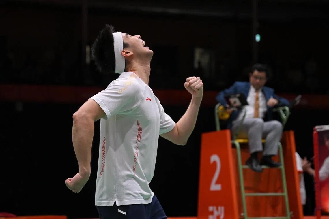 Loh Kean Yew throws his head back and clenches both fists after winning his semi-final